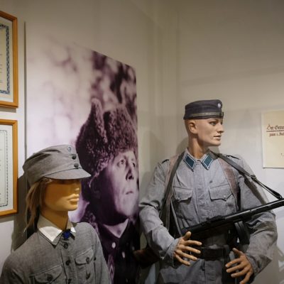 Museonäyttelyn sotilas ja lotta