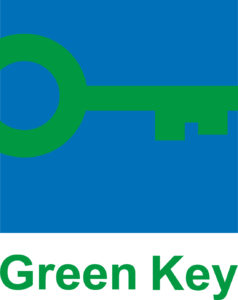 Vihreä avain sinisen taustan päällä. Alla teksti Green Key